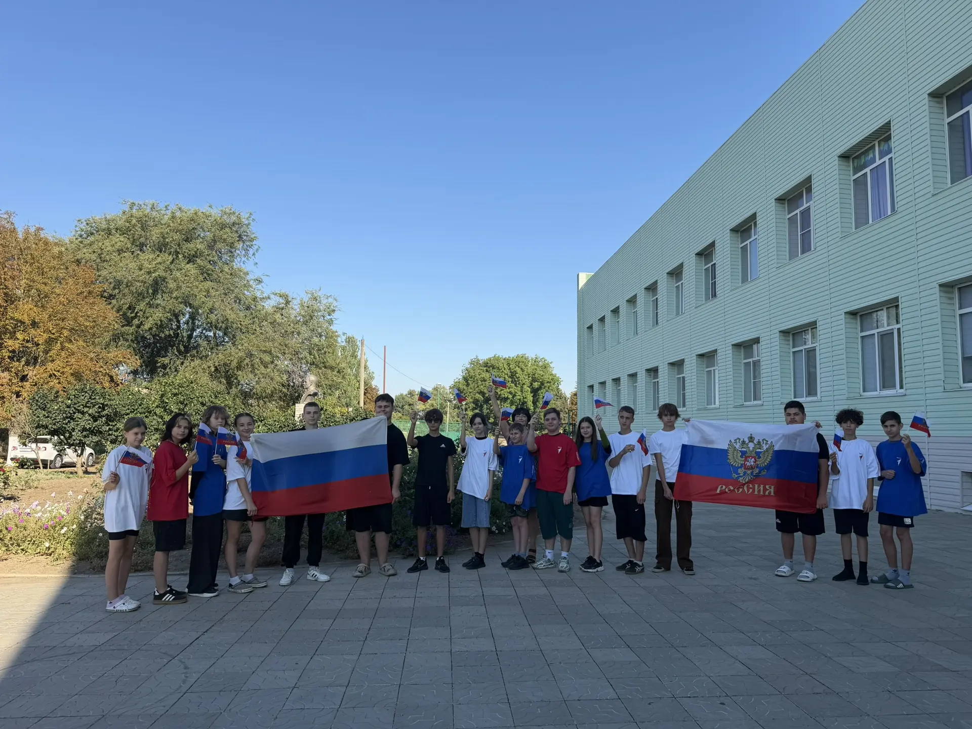 🎉 В нашей школе прошла акция «Триколор»! 🎉