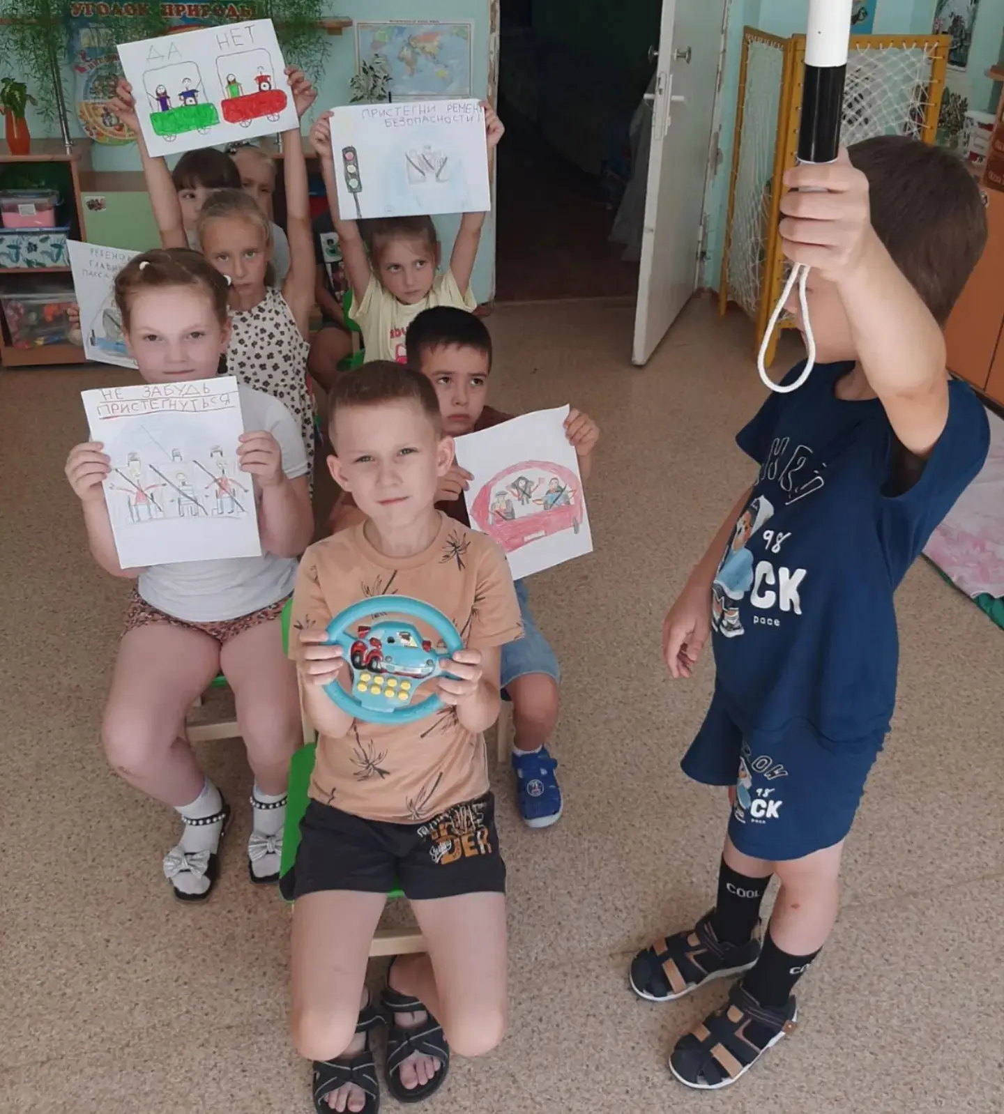 🌟🎨 Безопасность на дороге: наши подготовительные группы в действии! 🎉🚦