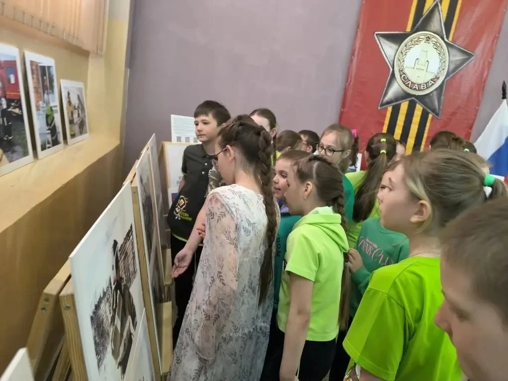 📸 Ученики 1–5 классов посетили фотовыставку о работе краевых пожарных!