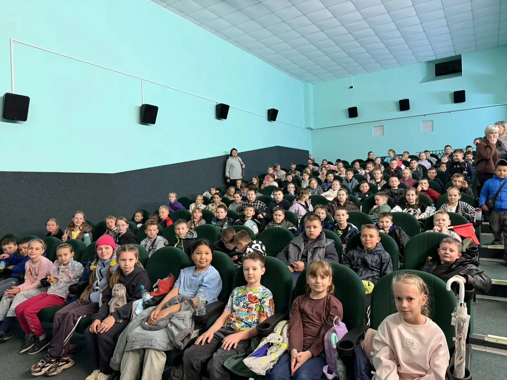 Посещение кинотеатра «Юность» традиционно включено в программу мероприятий летнего лаге...