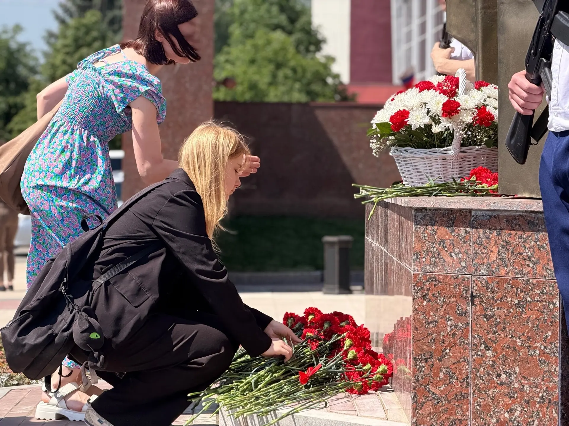 🇷🇺 ДЕНЬ ПАМЯТИ: НАШИ ДЕСЯТИКЛАССНИКИ ВОЗЛОЖИЛИ ЦВЕТЫ  Сегодня, 22 мая 2026 года, учащиеся 10 класса 