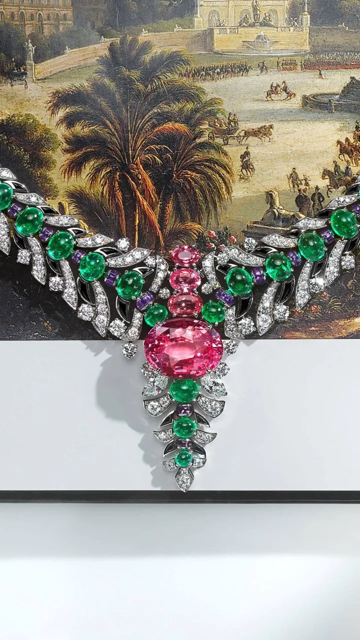 Энн Хэтэуэй сияет на показе коллекции от Bvlgari “Eclettica” в Милане . Она постоянный амбассадор бр