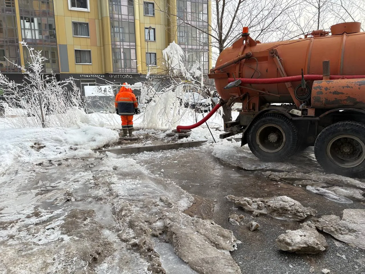 ⚠️Бригада Водоканала в оперативном режиме устраняет аварийную ситуацию в водопроводном колодце по ад