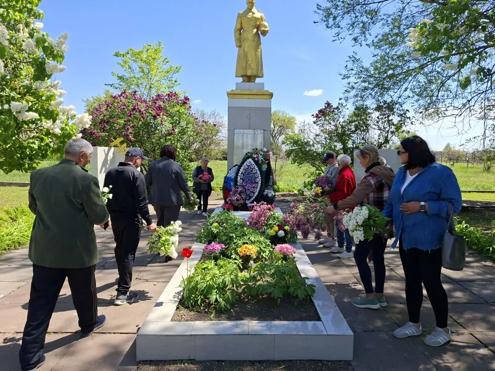 Минута тишины, цветы памяти... Вместе чтим подвиг! 🕊️🌿  В предверии 9 Мая, сердце каждого из нас бье