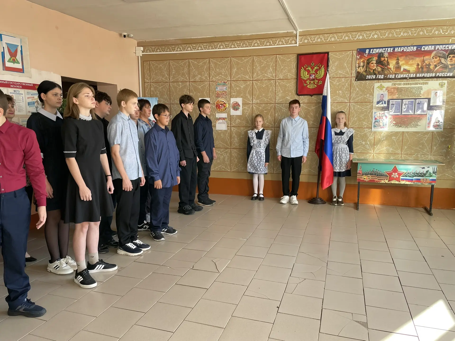 🇷🇺 Новая учебная неделя в МКОУ «Русскожуравская ООШ» началась традиционно!