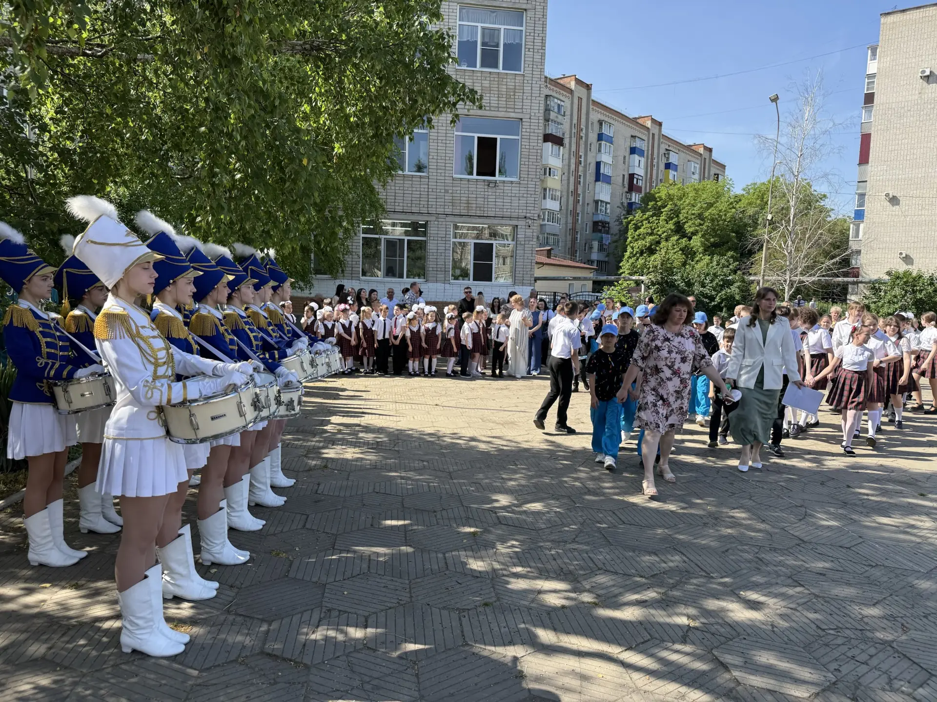 📸 А это — ещё незабываемые и яркие кадры 🎞️ с праздника начального звена «Здравствуй, лето»!  Посмот