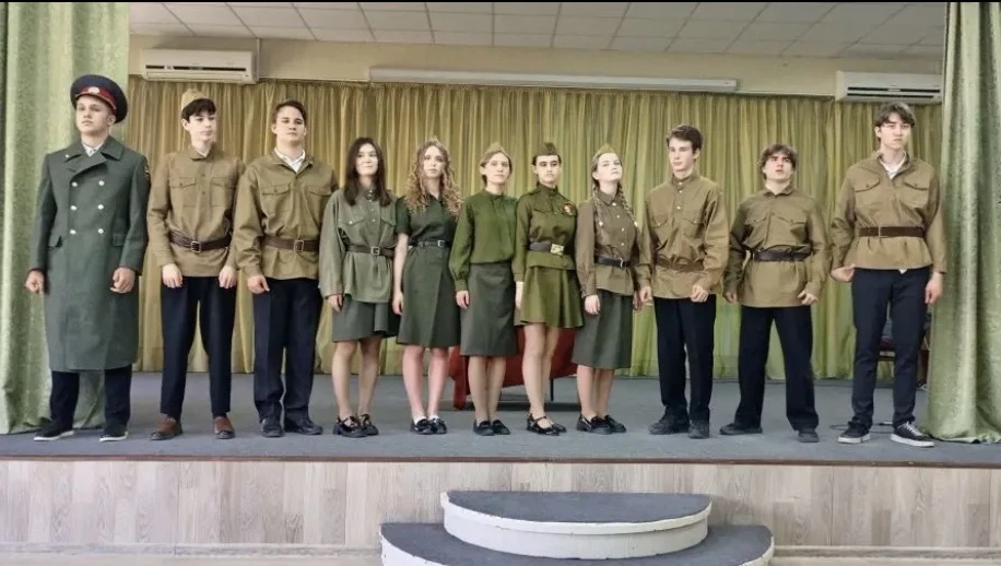 Школьный театр "Премьера"  продолжает свой славный путь. Постановка по повести Э.Казаке...