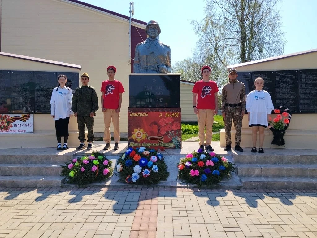 Память жива: волонтеры и юнармейцы возложили цветы к мемориалу погибшим землякам.