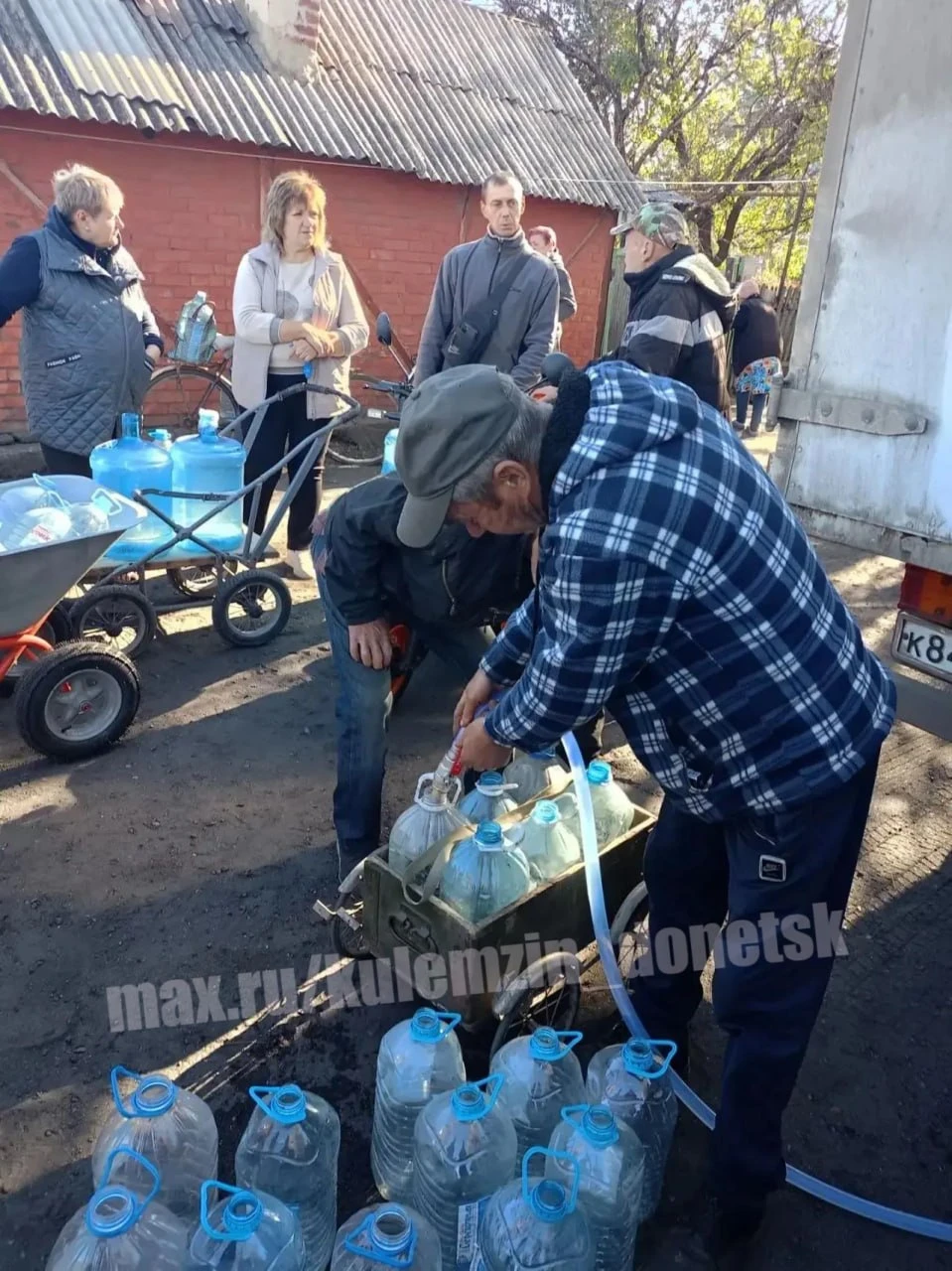 Сегодня Донецкие производители воды бесплатно доставили 20 тонн питьевой воды жителям К...