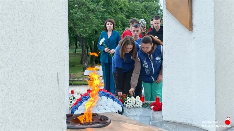 🌹 В Котовске в День памяти и скорби акцией «Свеча памяти» почтили павших в боях за Родину

🕯️ Огни