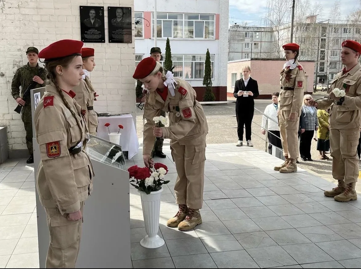 …Когда Отечество в беде,  Приходят ему на помощь сыновья, Всем сердцем землю Отчую любя, Порою в пра