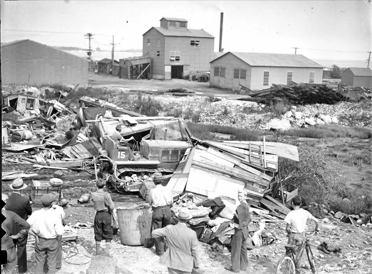 Бульдозеры сносят незаконно построенные бедняками хижины, США, 1937 год.