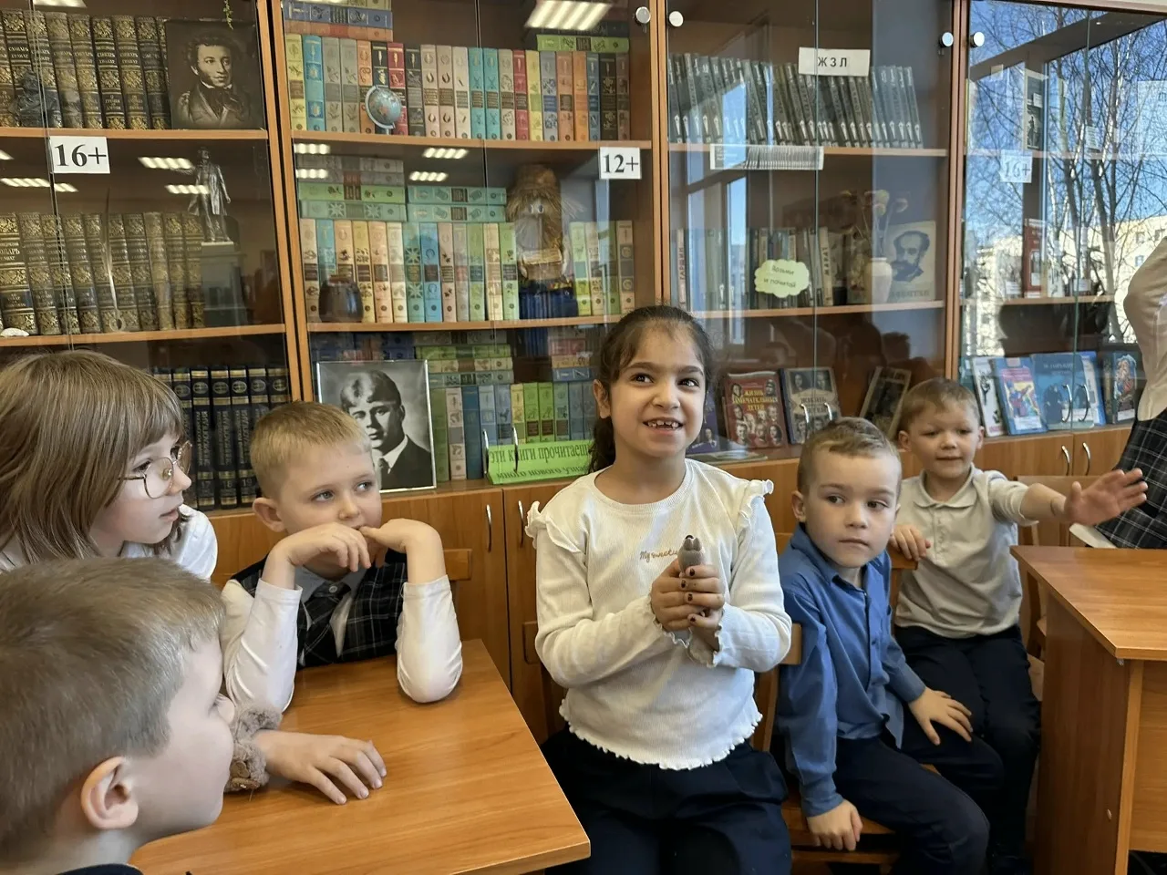 📚9 апреля 2026 года ученики 1 «В» класса посетили школьную библиотеку. Елена Сергеевна организовала 