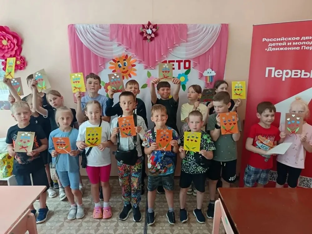 С любовью к России! 🇷🇺✨

В преддверии Дня России в пришкольном лагере активисты «Движения Первых» 