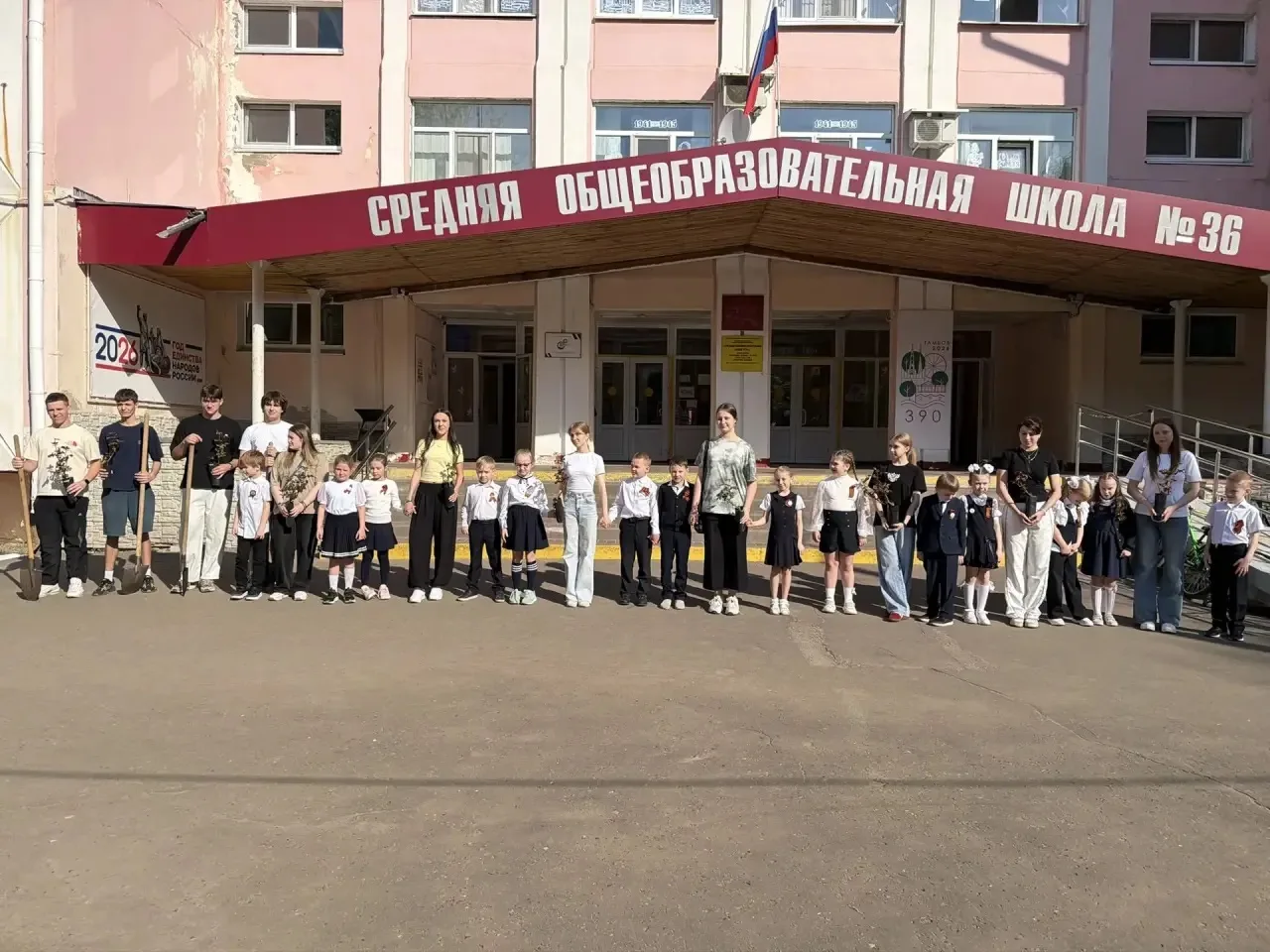 🌹 Акция «Росток в будущее»: 11-й класс заложил основу, первоклассники продолжат заботу! 🌹  Сегодня в