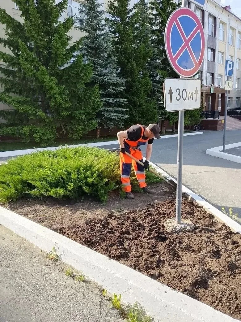 В Лесном продолжается подготовка муниципальных клумб для последующей высадки цветов.