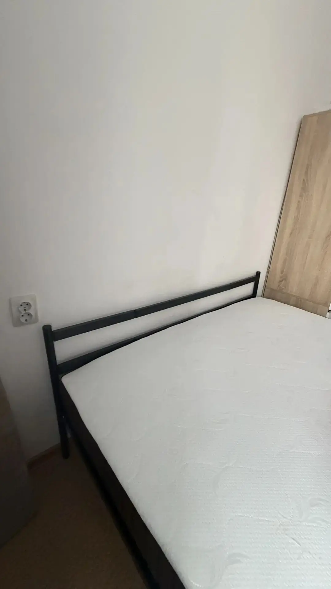 Продам двуспальную кровать с матрасом, новая! Обращаться 89140423890.