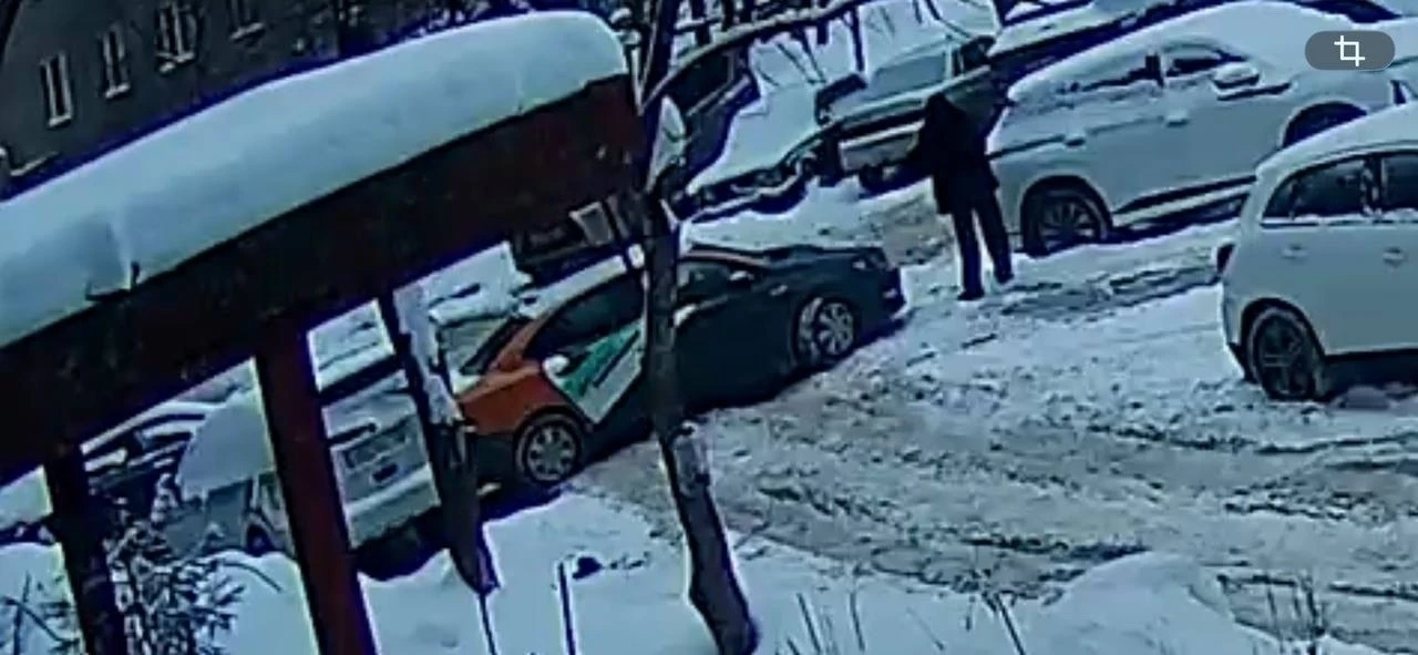 От подписчика:  "09.02.26 в 15.10 ударили машину во дворе и скрылись с места дтп, прошу выйти на свя