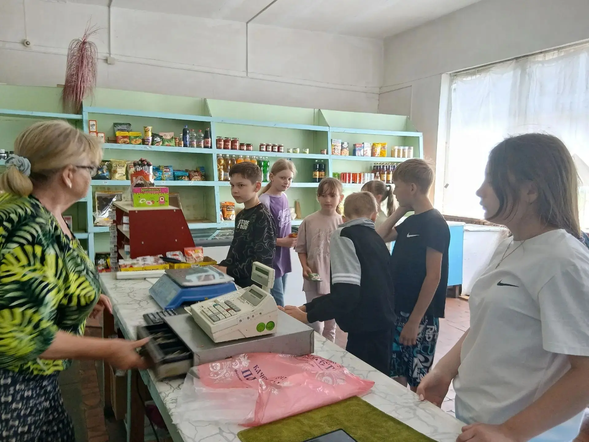 16 июня оздоровительный лагерь при филиале с Кандиевка продолжил свою работу.
После зарядки и завтра