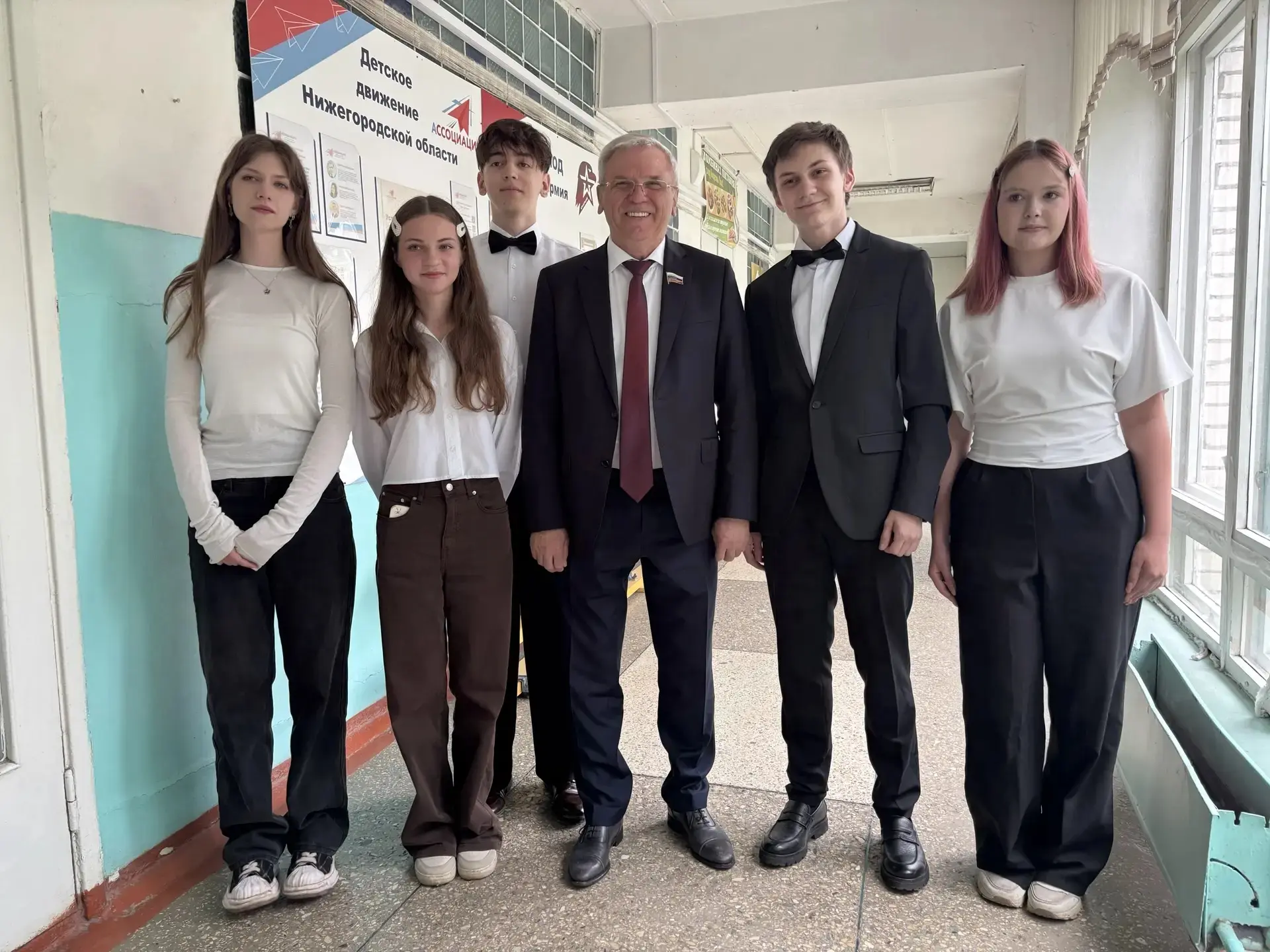 Смотрел в их счастливые и местами заплаканные глаза и ловил себя на мысли, что из них вырастет покол