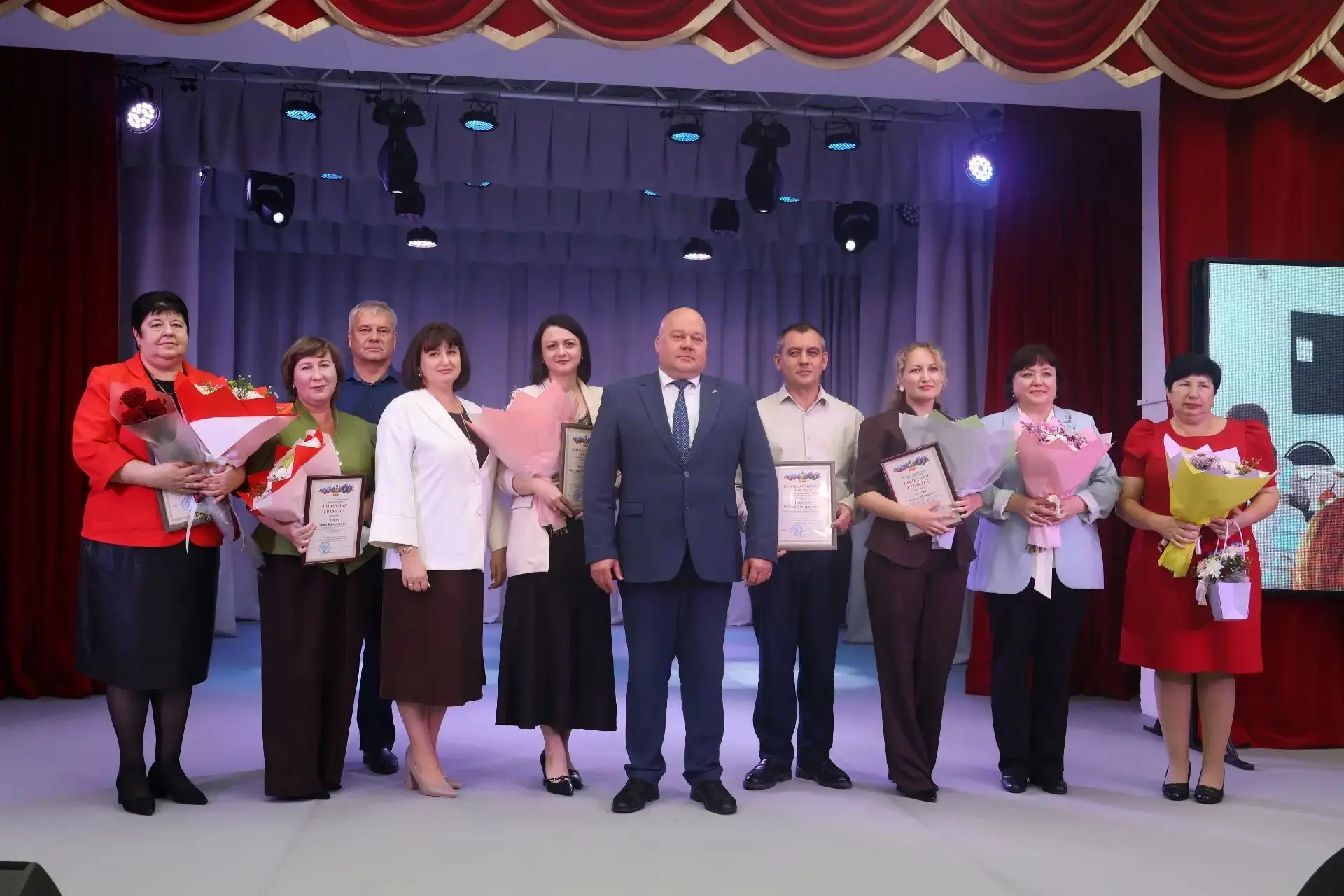 Лучшие из лучших: педагоги, получившие высокие награды 🎉