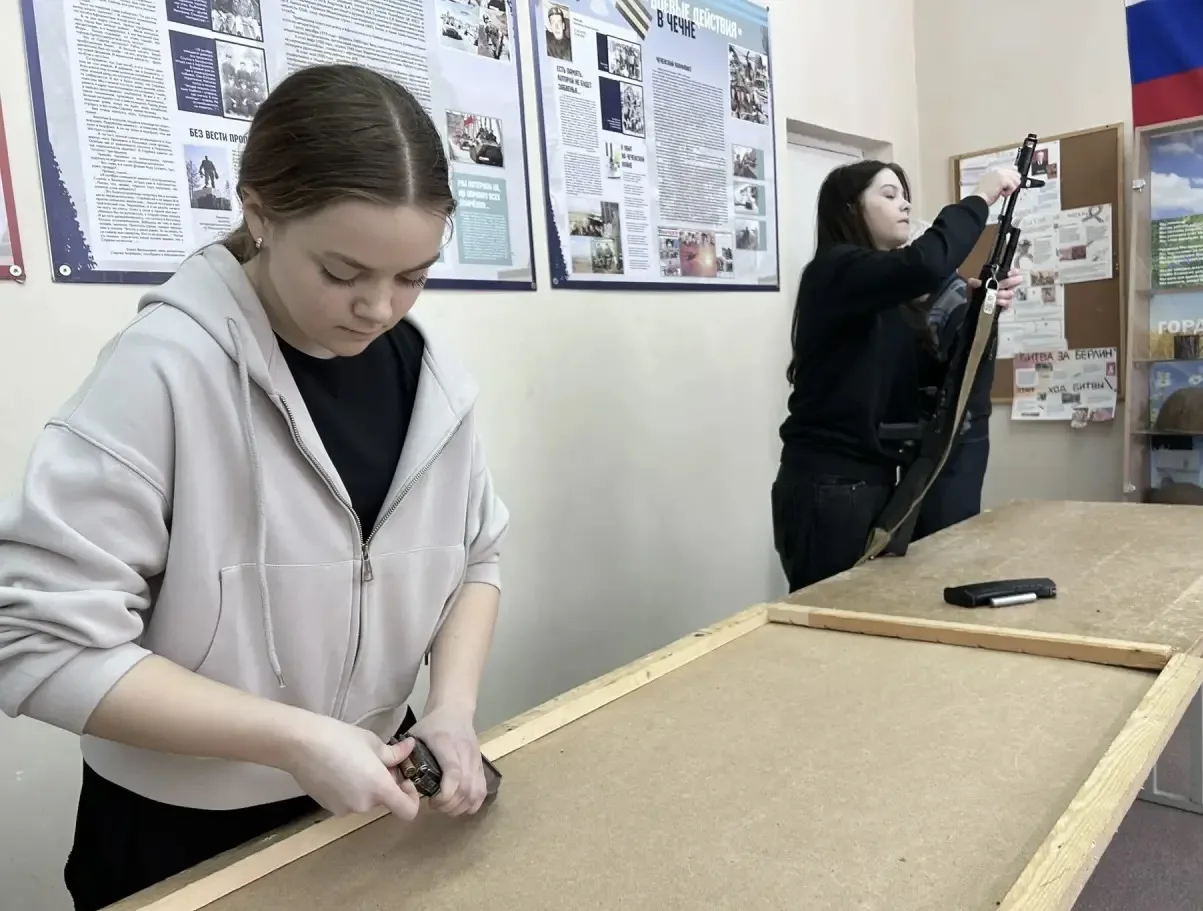 Один день из армейской жизни 🪖  В пятницу в Лицее состоялась захватывающая военно-спортивная игра, в