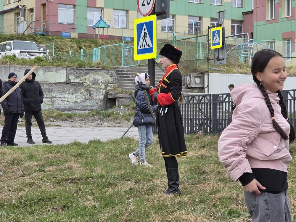 🔴 Фланкировка на площади: казачья удаль и виртуозное владение шашкой — зрелище, от которого захваты