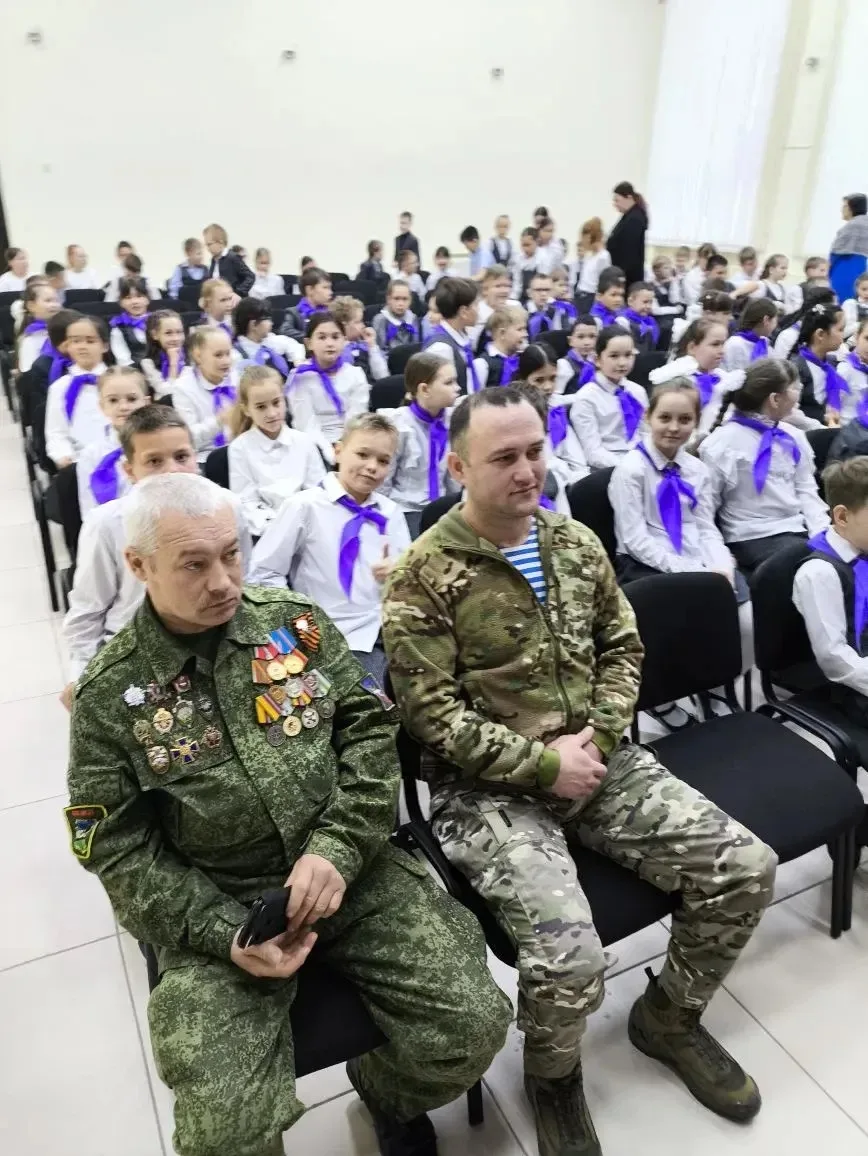 Утро понедельника, 16 февраля 2026 года, в нашей начальной школе началось традиционно: с торжественн