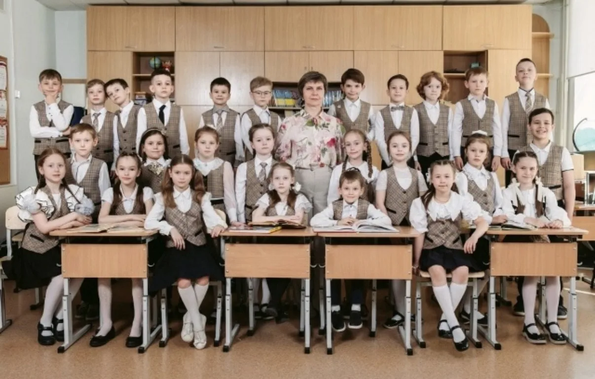 Первый учитель запоминается на всю жизнь. 
❤️ Это тот человек, который открывает нам мир и является 