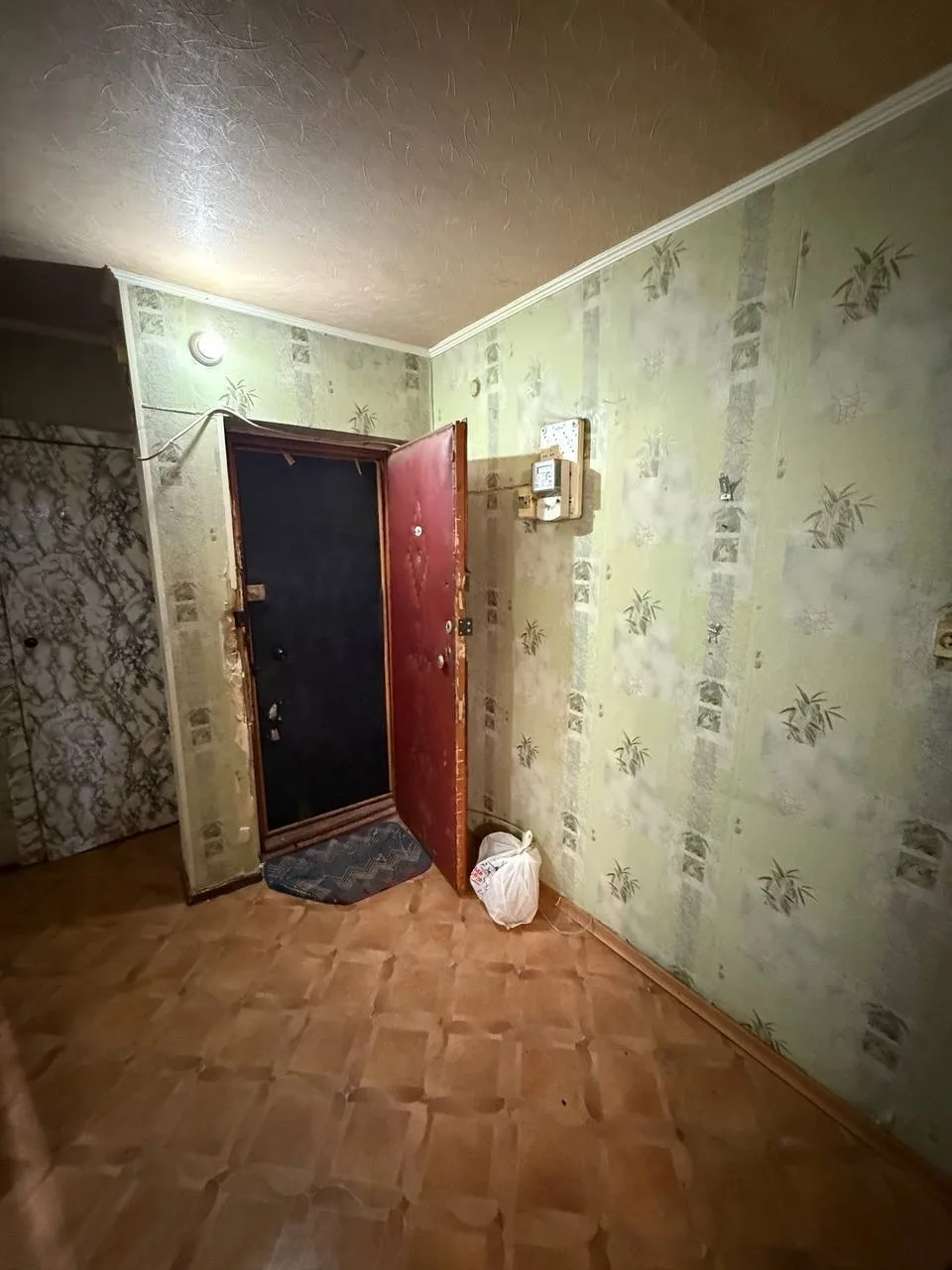 Продам 4х комнатную квартиру, г. Луганск, Жовтневый район, на кв. Комарова возле школы ...