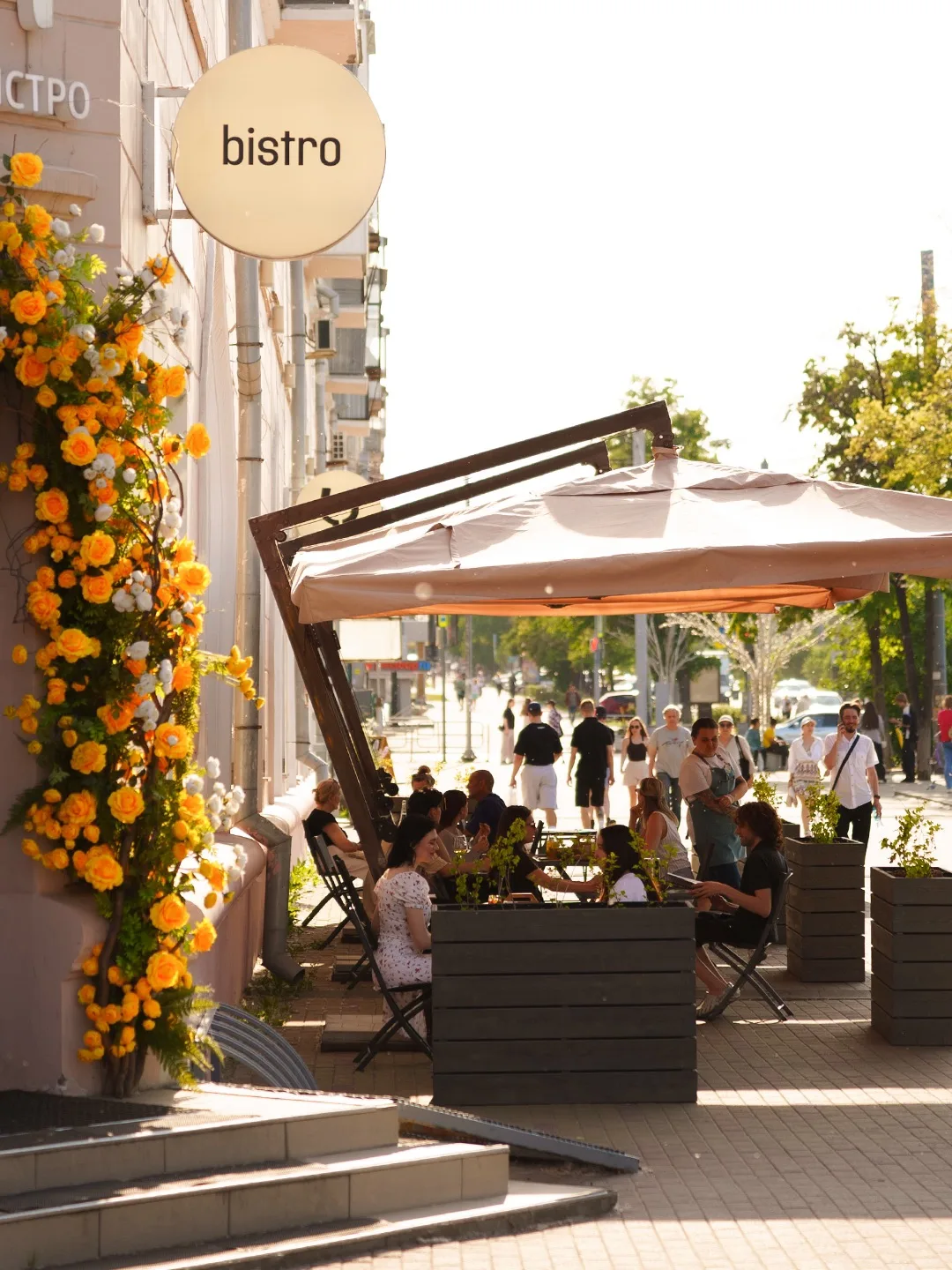 Почувствуйте летний вайб на веранде Y bistro ✨