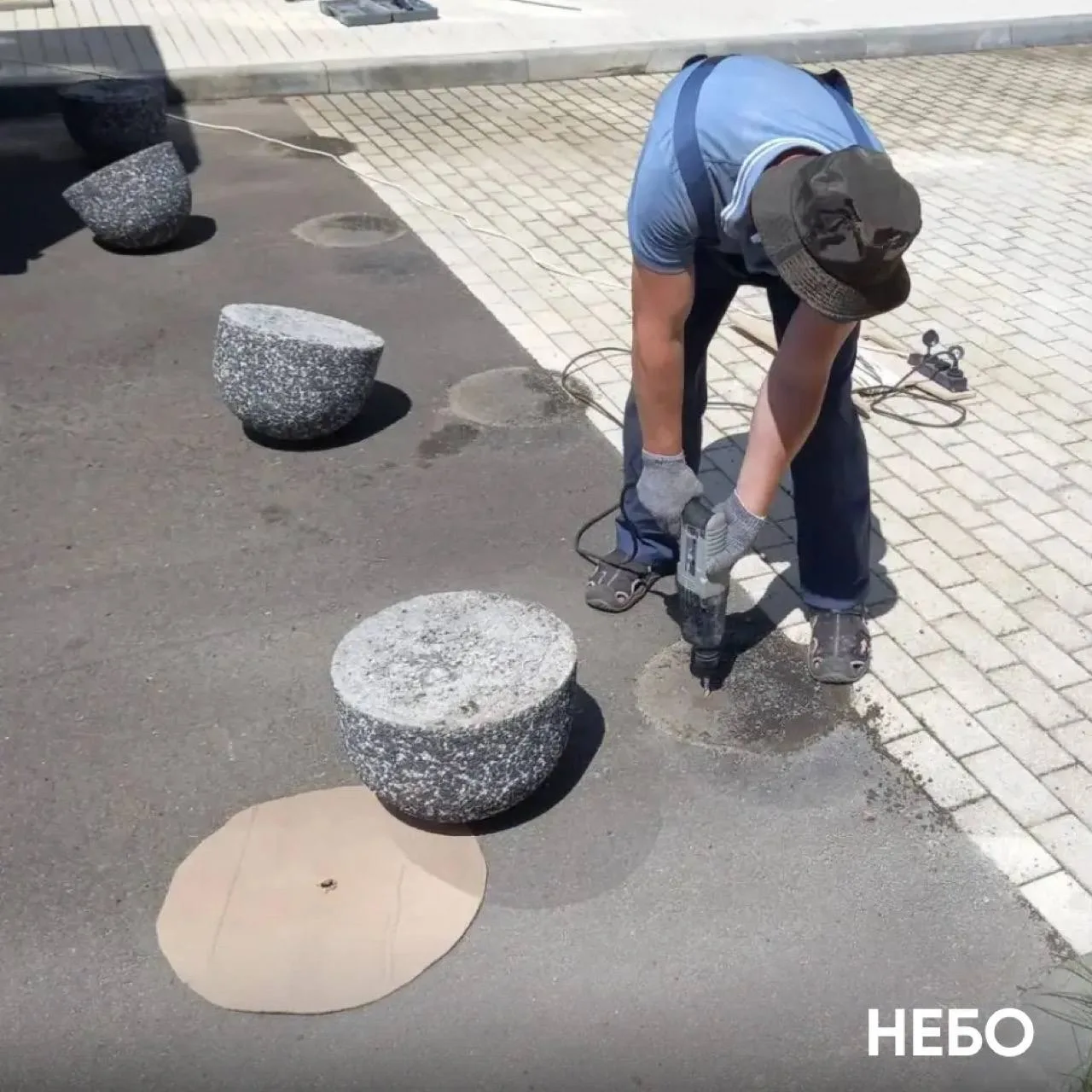 На ЖК "Небо" выполнили монтаж дорожных полусфер с фиксацией на арматуру. 

В ходе работ полусферы бы