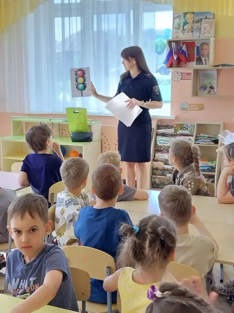 В старших группах "Ласточки" и "Синички" начальник отряда по пропаганде БДД ОГИБДД майо...