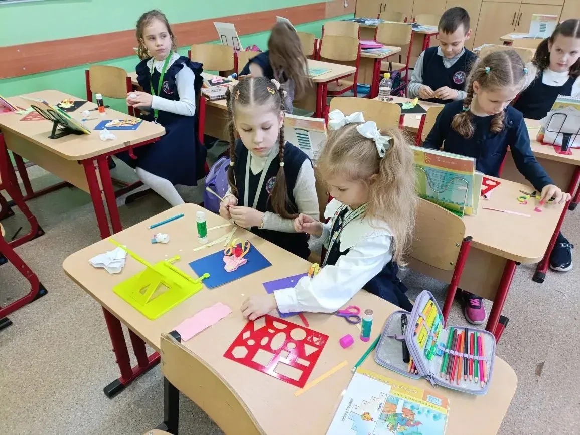 🚀 Вспоминая День космонавтики  🪐 На кружке "Умелые ручки" первоклассники выполнили аппликацию в техн