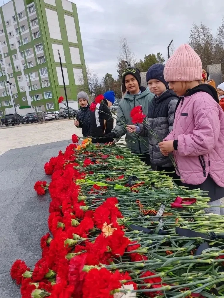 Помним. Гордимся. Благодарим.  В преддверии 9 Мая наши классные коллективы собрались у Вечного огня.