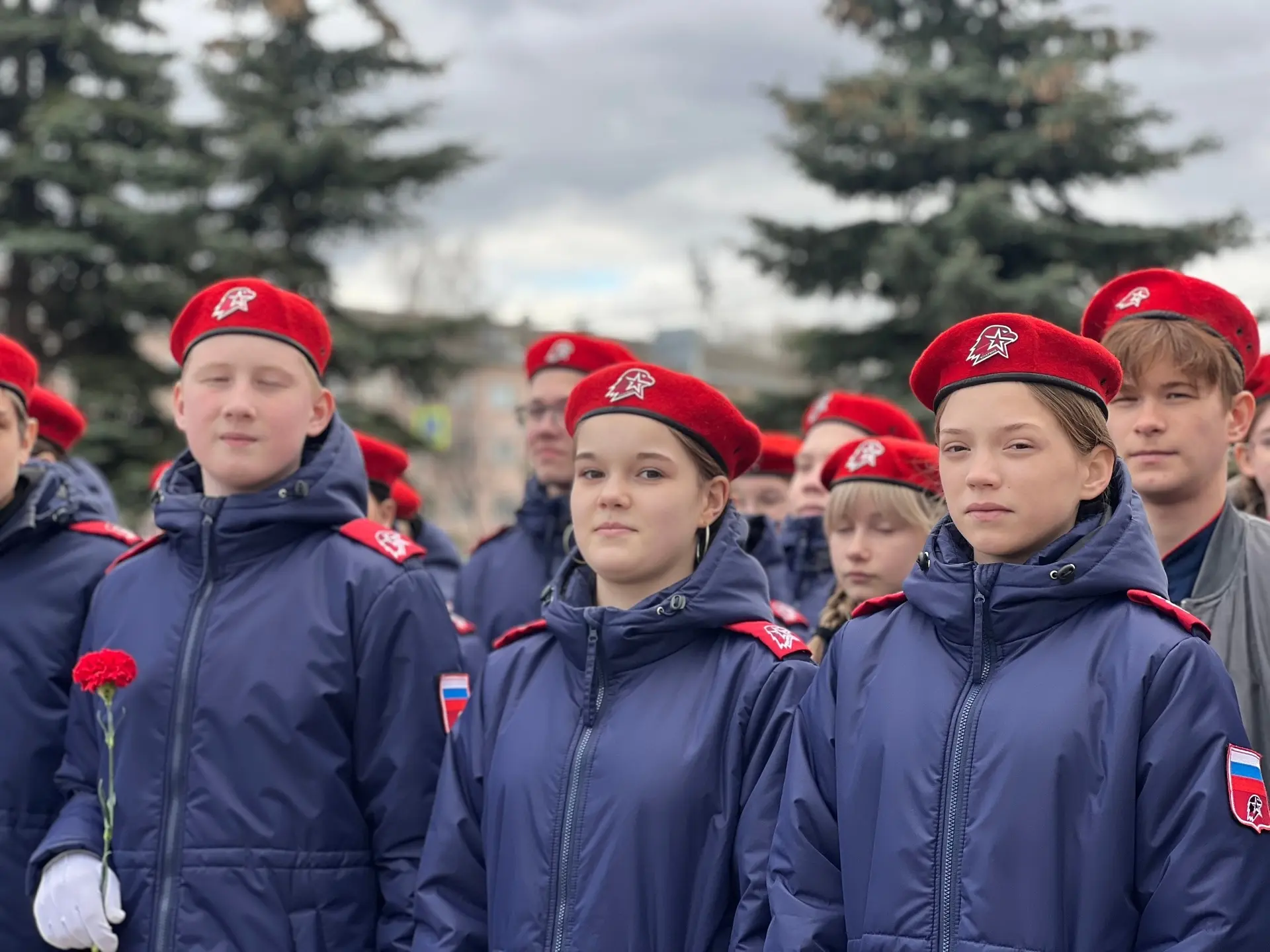 🇷🇺 ЮНАРМИЯ 🇷🇺  ✅ Торжественное мероприятие в Парке Победы собрало юнармейцев и горожан, чтобы почтит