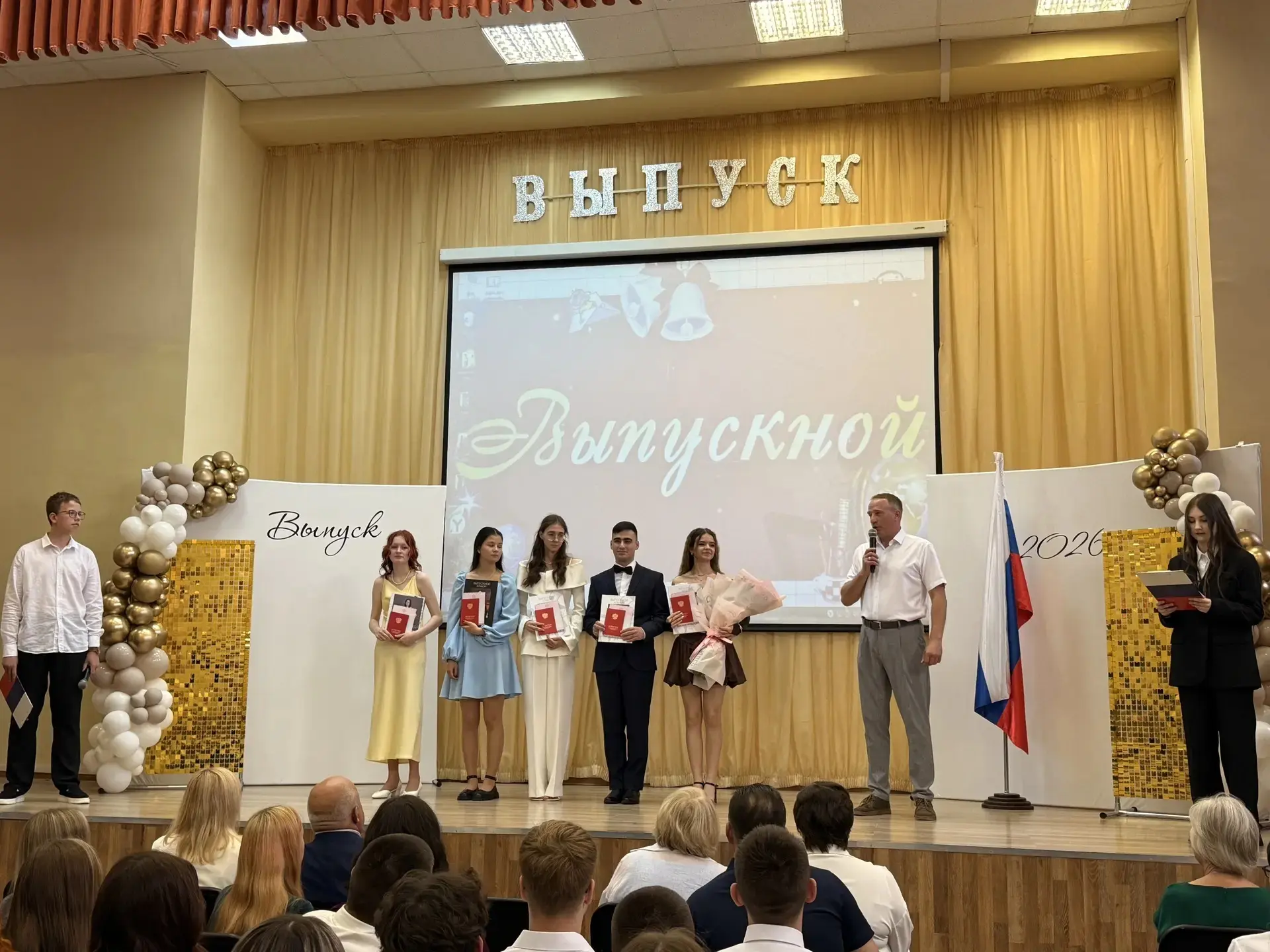 🎓 Две ступени, два праздника, одна большая история!🎓
🏫В школьных стенах сегодня особенная атмосфе