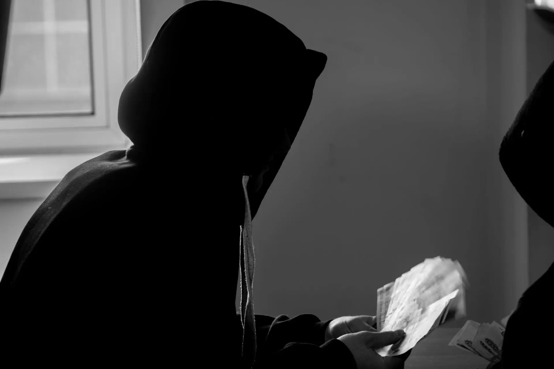 💰 «Безопасный счёт» в трансформаторной будке: житель Черемхова отвёз мошенникам в Моск...
