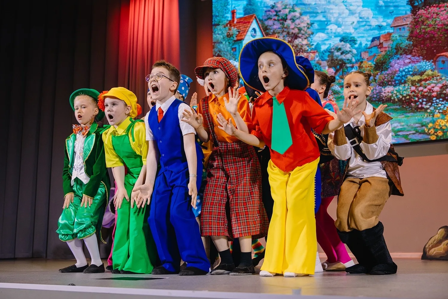 Приключения Незнайки и его друзей в театре песни "Куралесы"    🎭 21 мая в нашем лицее на сцене Конце