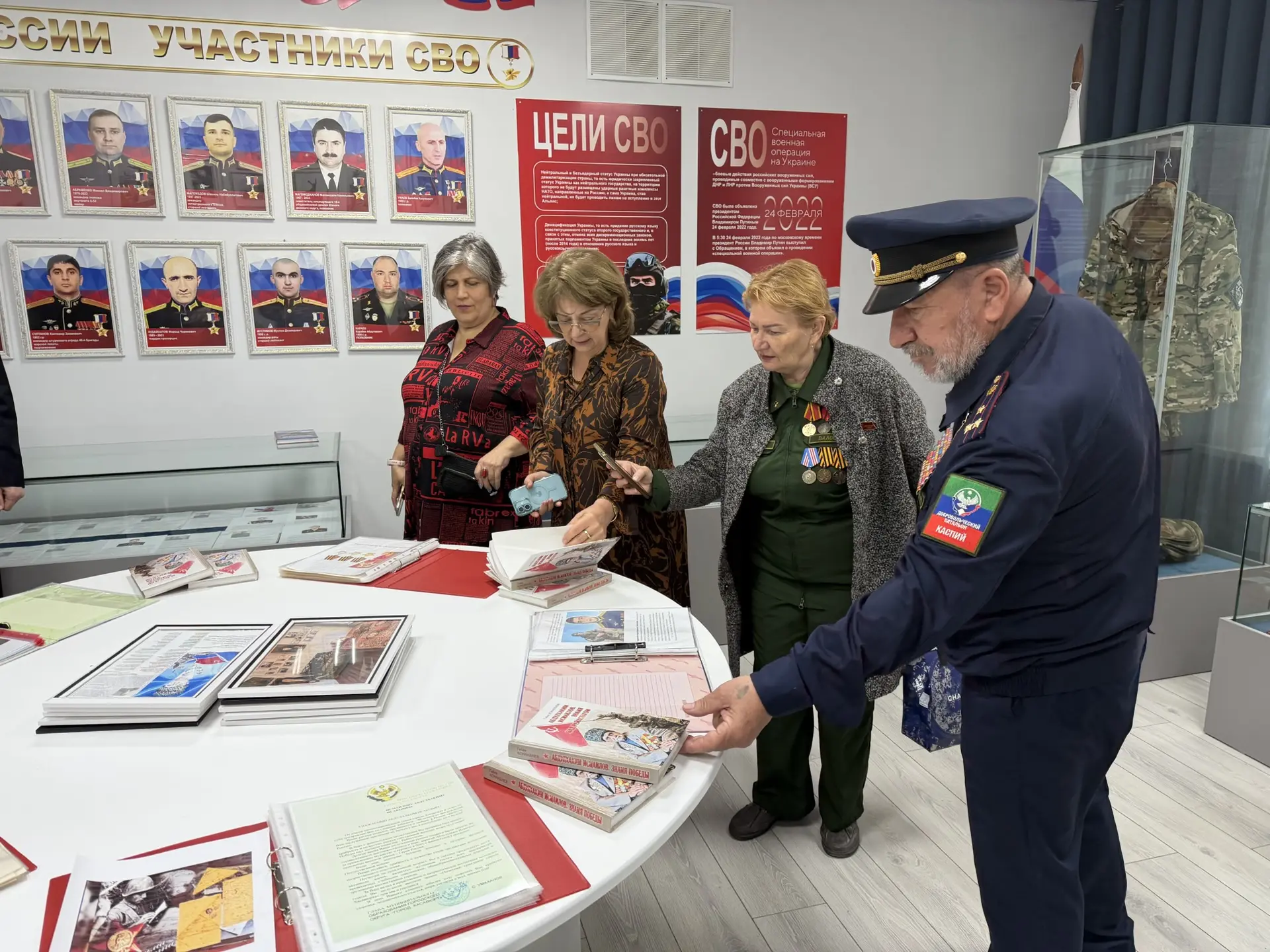 📢 Продолжение визита: гости в школьном музее  Сегодня почётные  гости церемонии возложения цветов по