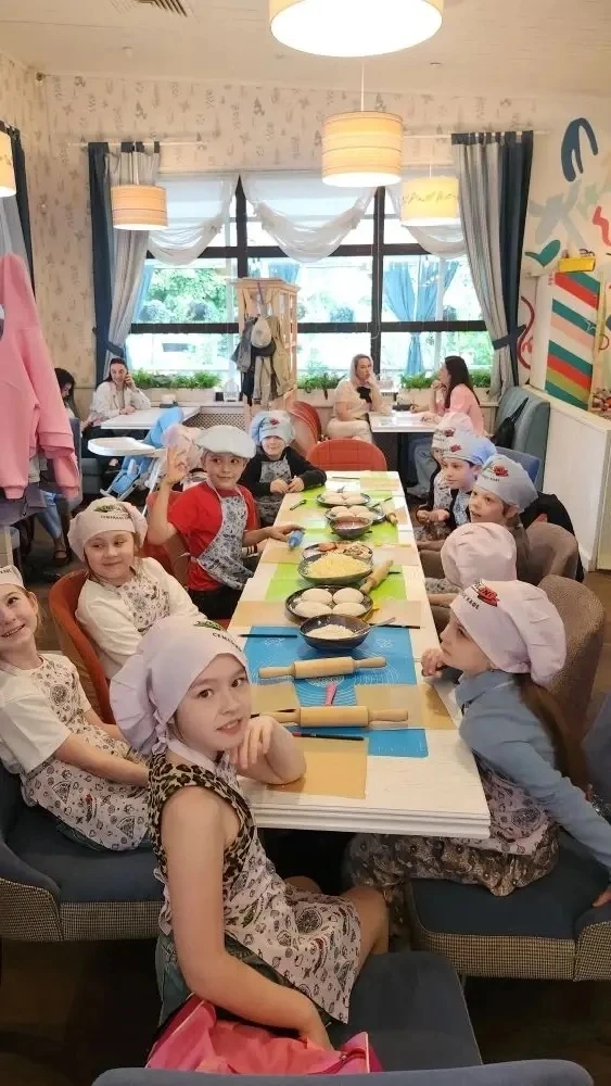 Ура! Каникулы! ✨  🎉2В отметил окончание учебного года в кафе «Чиполлино» на мастер-классе по изготов
