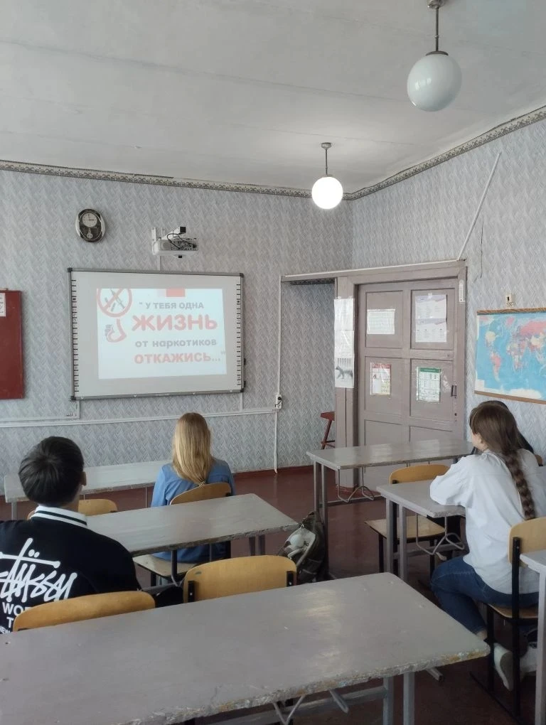 С целью предупреждения совершения несовершеннолетними преступлений в сфере незаконного ...