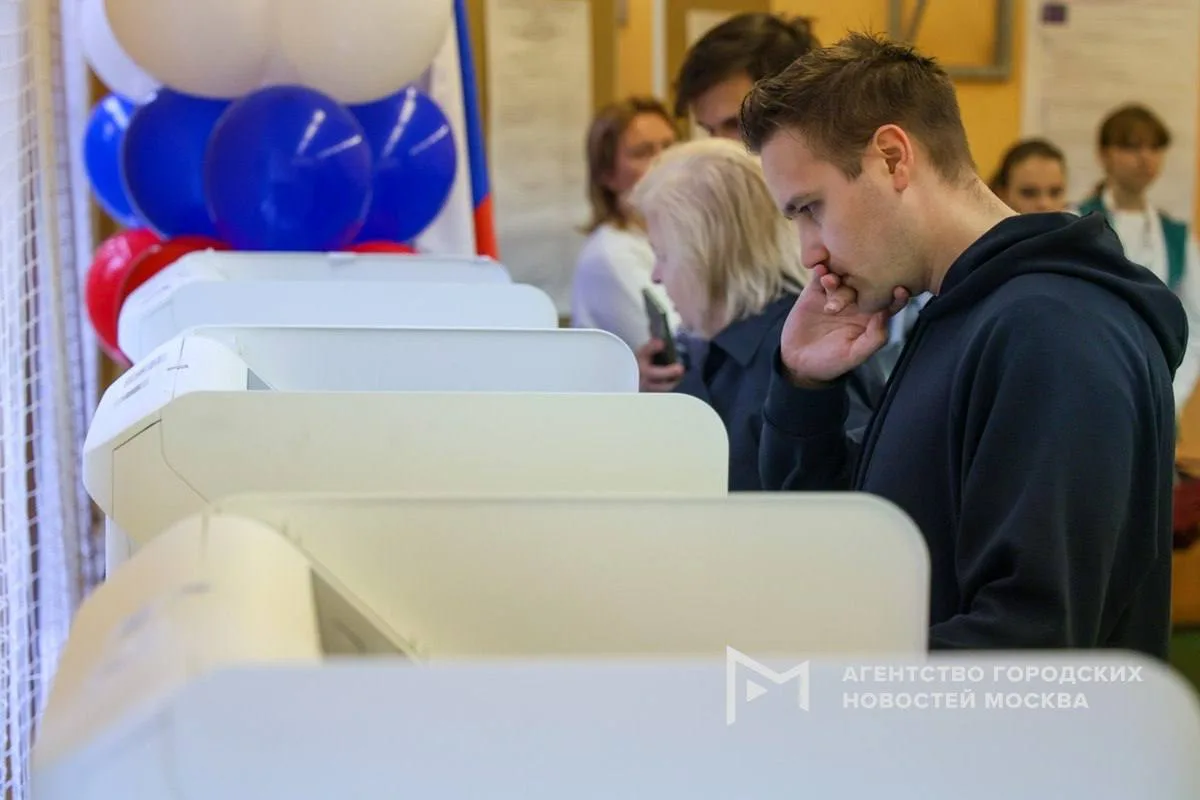 На избирательных участках Москвы завершился первый день голосования на выборах депутато...