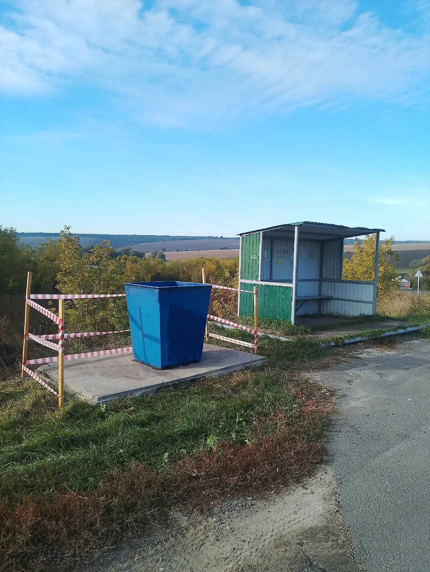 Контейнерная площадка, мягко говоря, удивляет жителей села Русская Тростянка…