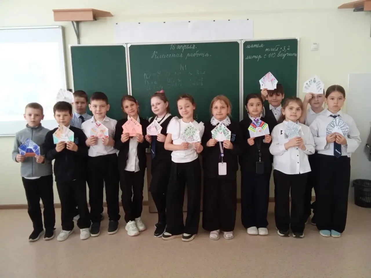 ✨ Яркие крылья Дня птиц! ✨  Ученики 2 «Г» класса на уроке труда создали своих собственных павлинов —