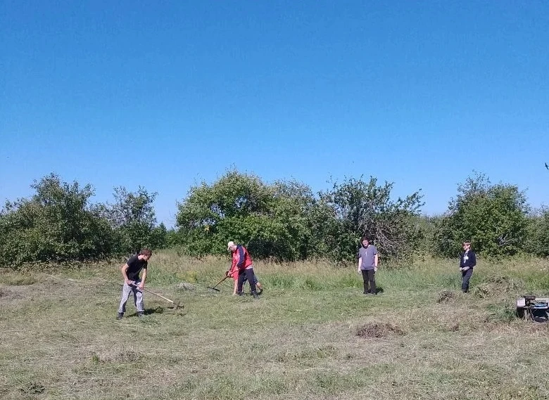 ⚡⚡В самом разгаре 5 трудовая четверть. В данное время на пришкольном участке, цветник, ...