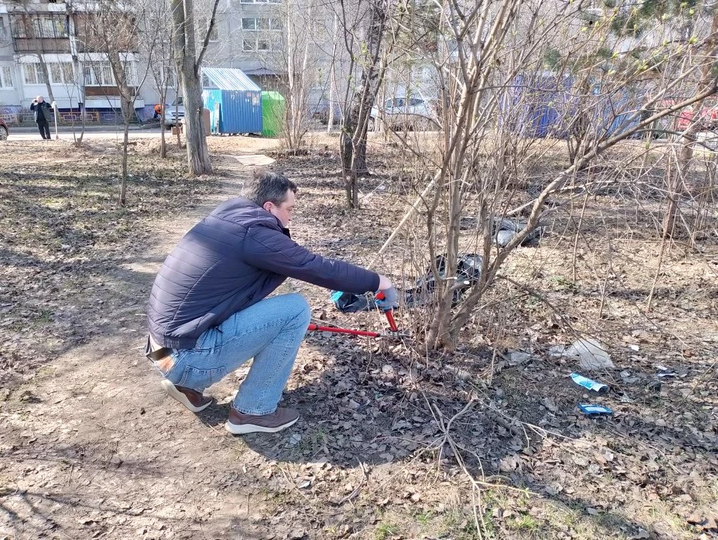В рамках месячника по благоустройству на ул. Акимова, 16 состоялся субботник.  В мероприятии приняли