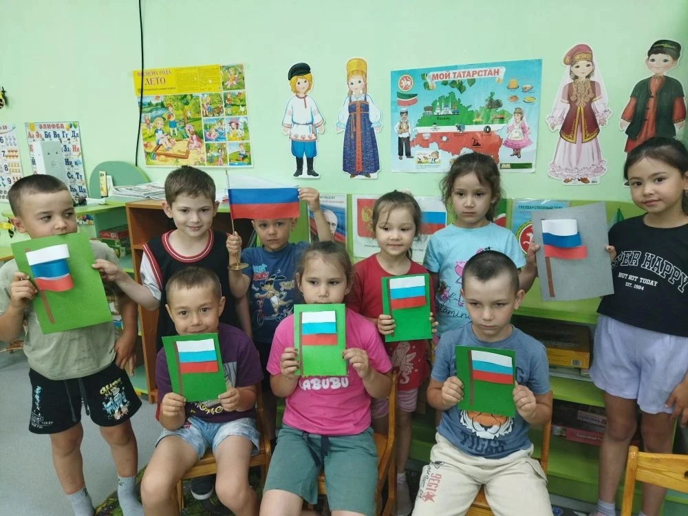 В детском саду прошёл День России! 🇷🇺 Ребята изучили значение цветов флага и своими руками сделали