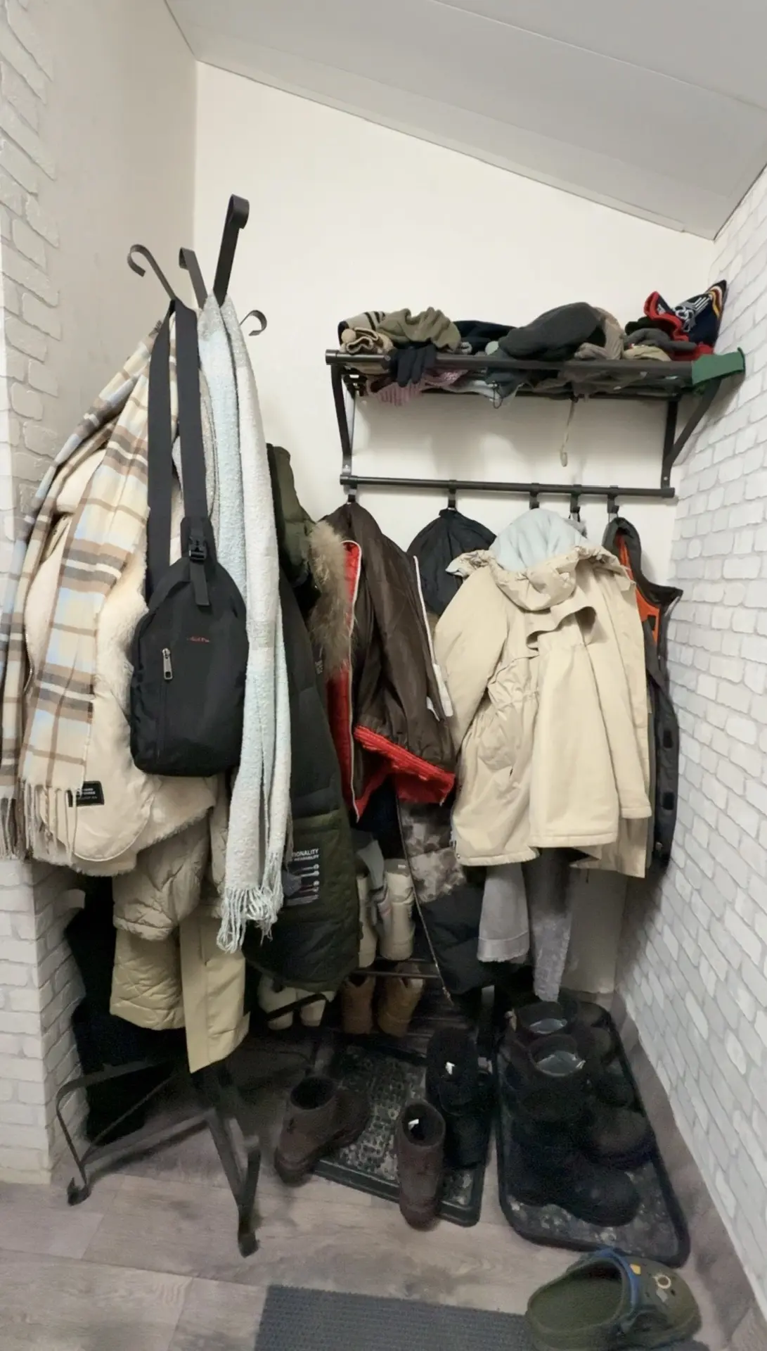 В процессе переделки прихожей. Купила гардеробную систему, обошлась около 15000 сегодня устанавливаю