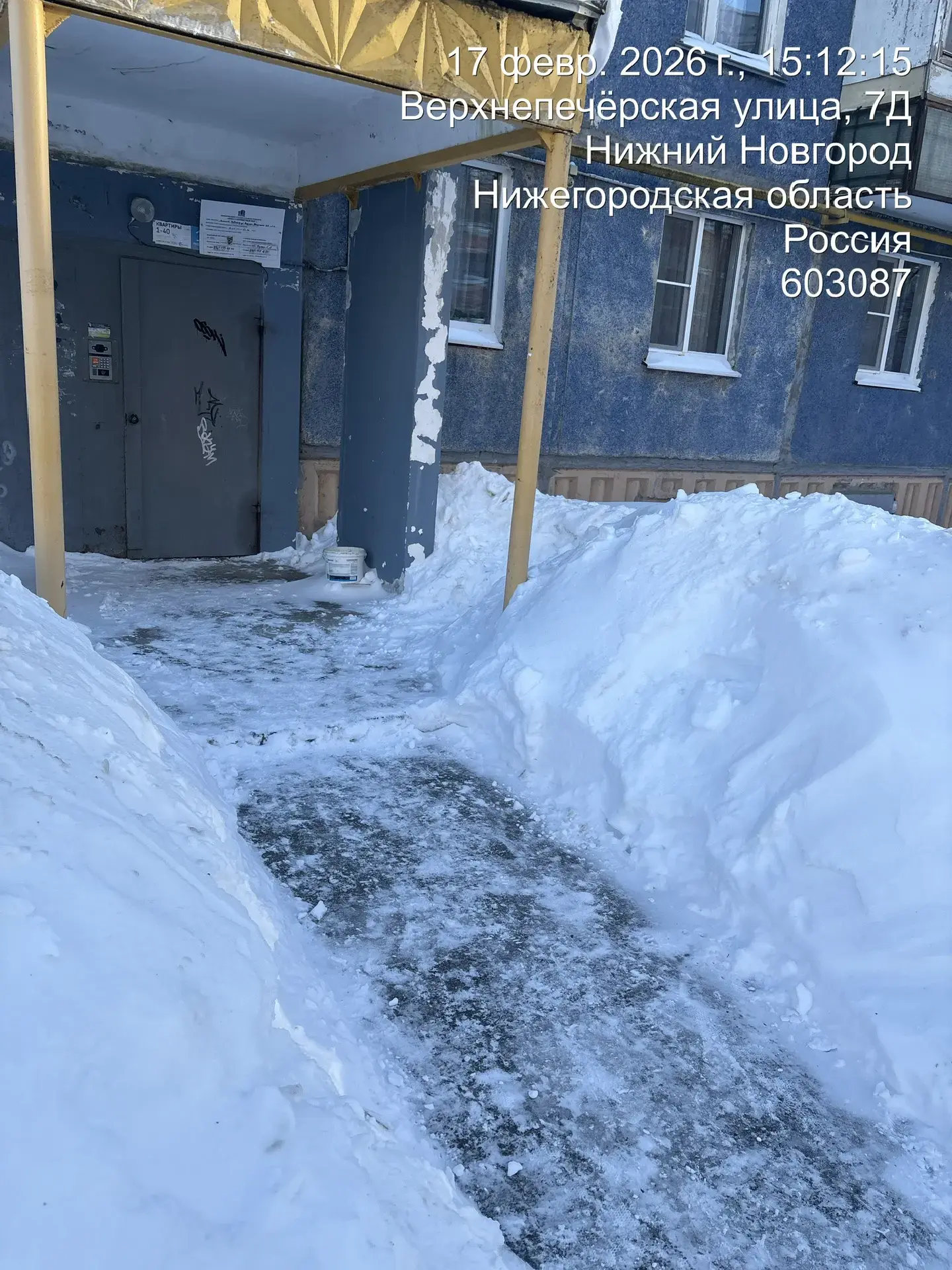 Работы по расчистке территорий ведутся в усиленном режиме после очередного снегопада.  Регулярно очи